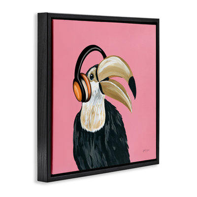 Toucan avec casque encadré, art mural sur toile flottante par Yvette St. Amant