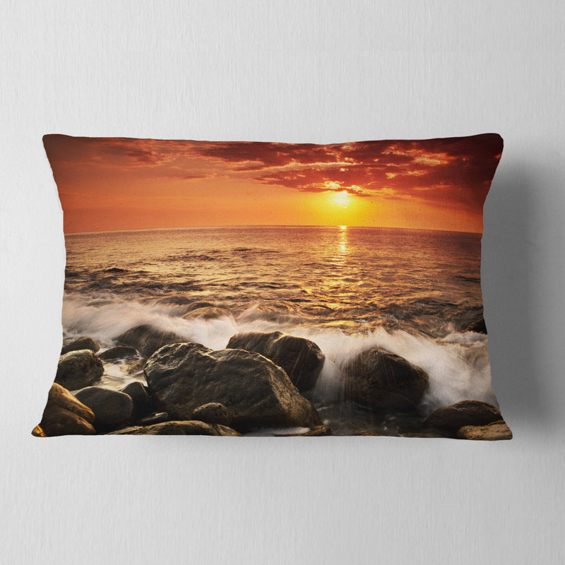 Coussin Seashore Bright Sunset Over Rocky Shore, Rectangulaire, 12 po x 20 po