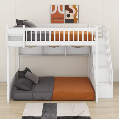 Grand lit mezzanine en bois avec escalier et garde-robe, tablettes de rangement et espace sous le lit