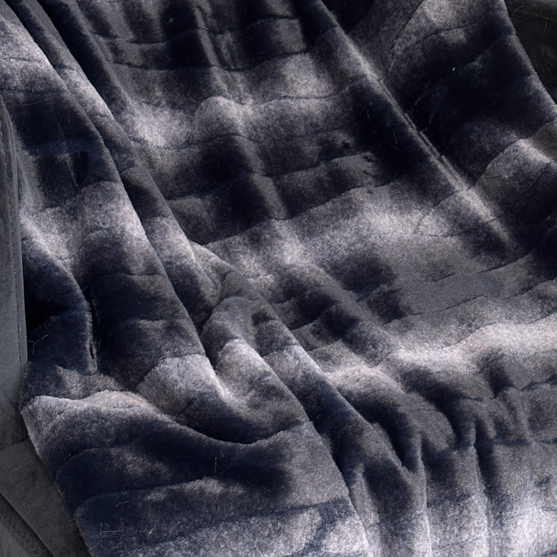 Couverture en fausse fourrure Furever, L 102 po x L 116 po, Noir / gris