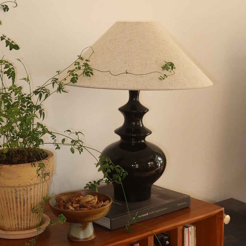 Petite lampe de table moderne en céramique blanche avec abat-jour en lin pour le salon de la chambre à coucher, ampoule incluse
