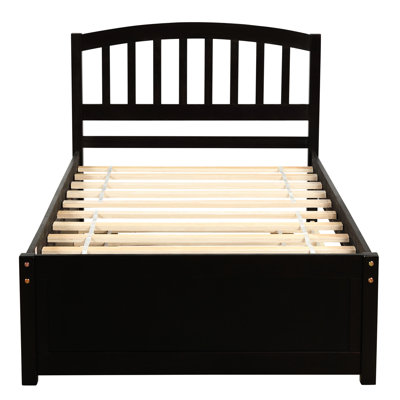 Lit plateforme simple en bois avec lit gigogne - Construction pour un sommeil de qualité dans une chambre à coucher solide et stable