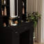 La coiffeuse avec miroir à DEL est équipée d'un support pour sèche-cheveux, et les coiffeuses dans la chambre à coucher et le vestiaire sont équipées de tabourets à coiffer-2041718821