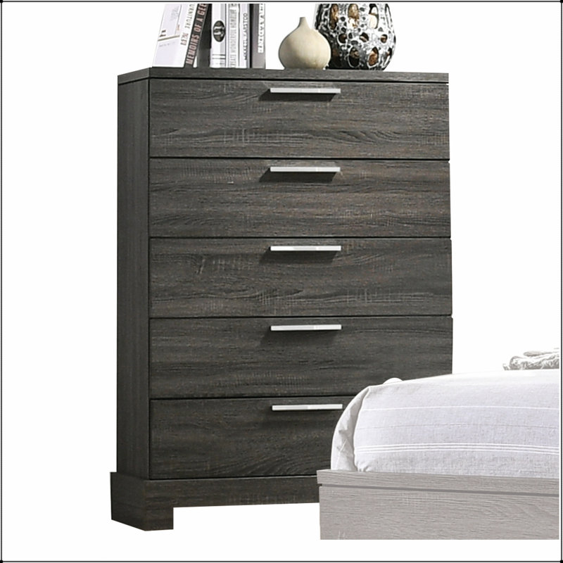 Commode en chêne gris Lantha avec cinq tiroirs spacieux et une base traîneau contemporaine, parfaite pour les solutions de rangement modernes.