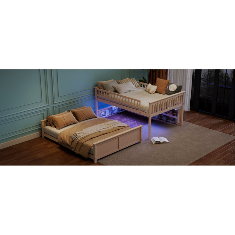 Lit double superposé au-dessus de grand lit double avec tablettes intégrées, lumières à changement de couleur et panneau perforé, beige
