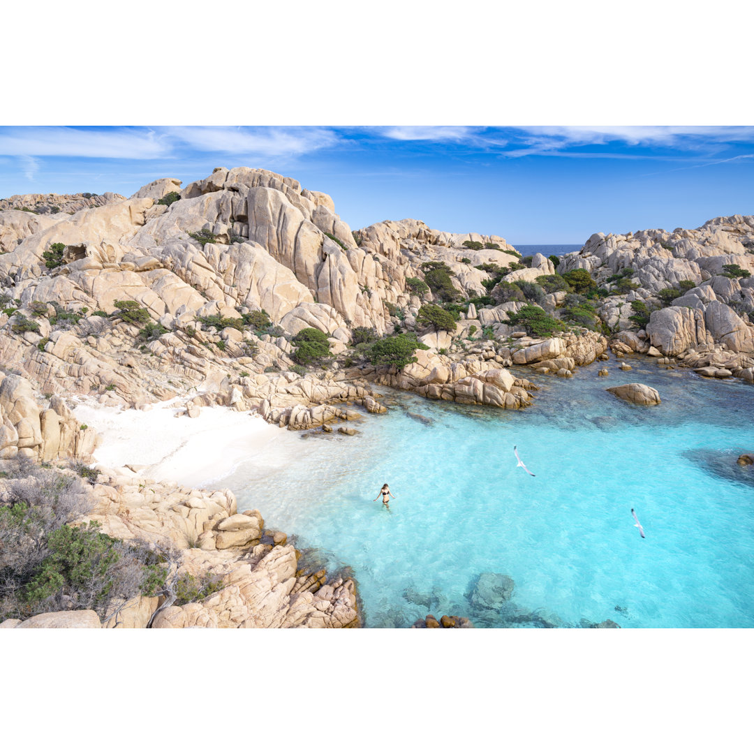 Baden an einem abgelegenen Strand - Leinwandbild