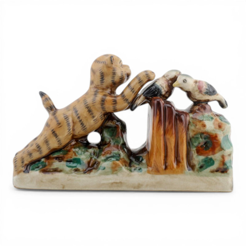 Figurine chat en porcelaine avec oiseaux