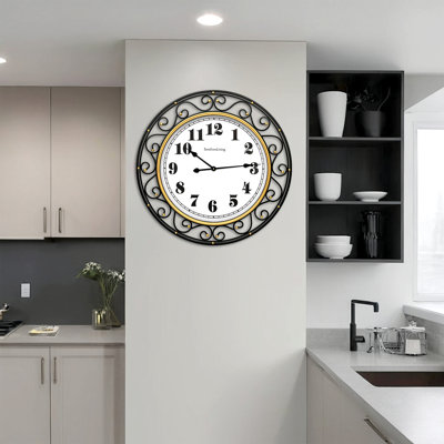 Grande horloge murale dorée de 30 pouces, cadre à volutes en métal orné de campagne française rétro, mouvement à quartz silencieux, cadran blanc facile à lire avec chiffres noirs pour le salon, la salle à manger, le manteau de cheminée ou le vestibule