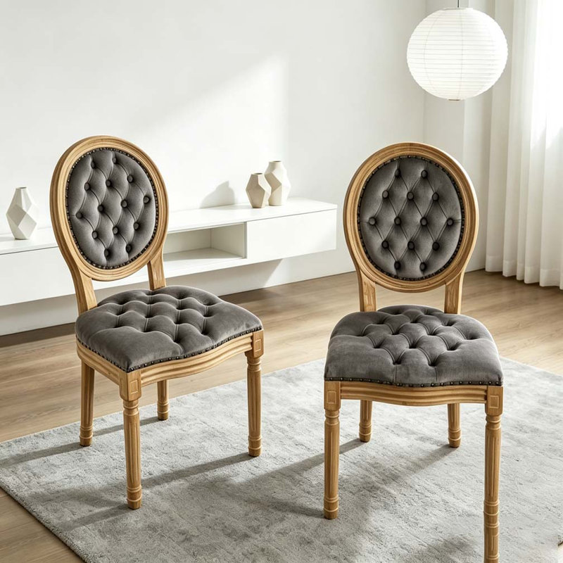 Chaise en bois massif avec garniture cloutée, Gris
