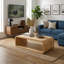 Table basse incurvée à structure ouverte avec tablette de rangement, finition bois clair