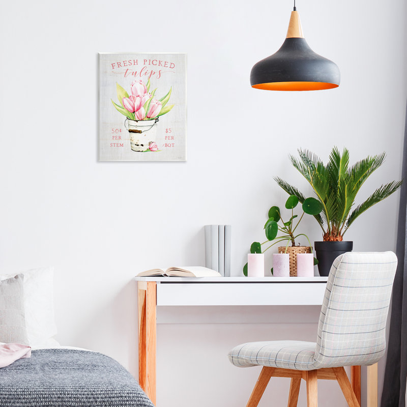 Plaque murale antique avec tulipes fraîchement cueillies, design par Lux + Me Designs