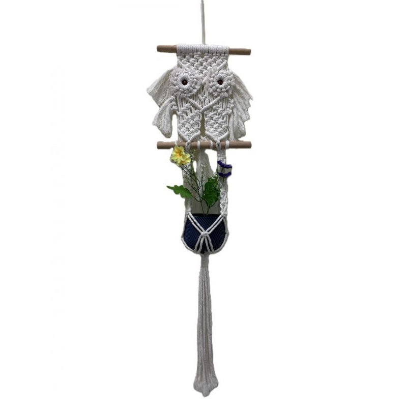 Hibou sur un pot de fleurs suspendu en macramé