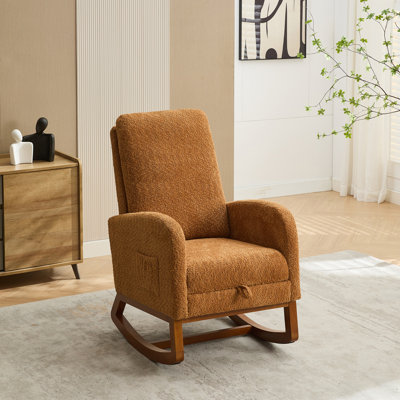 Chaise berçante à haut dossier avec poche latérale et repose-pieds rétractable pour le salon de la chambre de bébé.