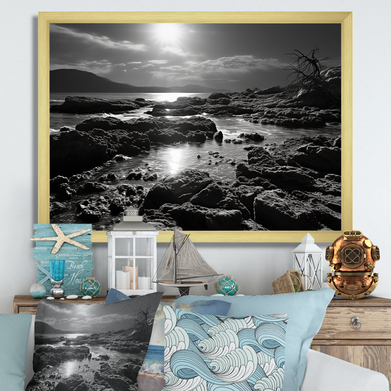 Plage rocheuse noire et blanche sur toile, Encadrement doré, H 24 po x l 32 po x P 1 po
