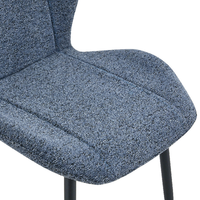 Ensemble de 4 chaises de salle à manger minimalistes modernes en tissu bleu smog, dotées de coussins spacieux et confortables. Pieds en métal noir et pieds réglables, convenant à la salle à manger, au bureau, etc.