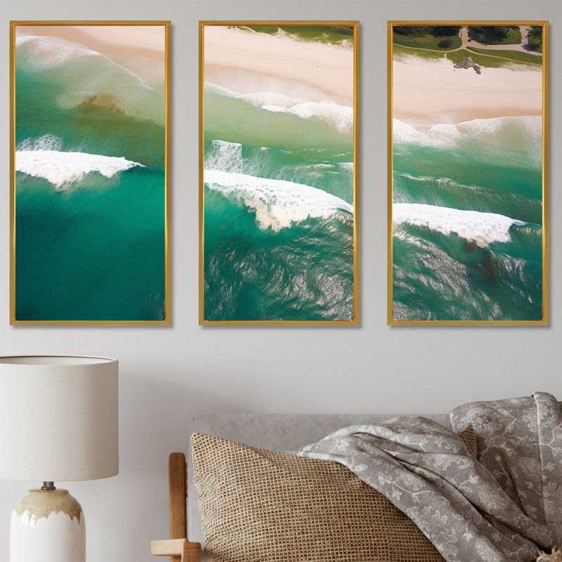 Vagues vertes vue aérienne III - plage, art mural, Cadre flottant doré, H 40 po x l 61 po x P 1 po