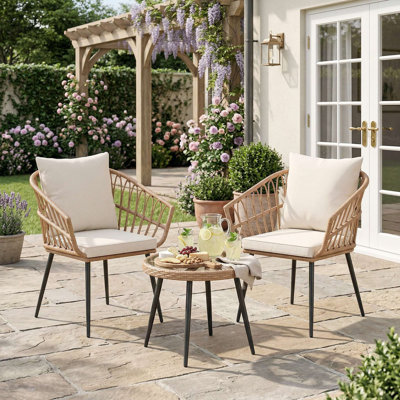 Ensemble bistro 3 pièces en rotin PE toutes saisons, 2 chaises en osier respirant avec coussins rembourrés doux et amovibles, table basse en verre trempé résistant aux égratignures