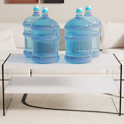 Ensemble de table de chevet et de table basse à trois niveaux. Fabriqué en panneau de fibres à densité moyenne avec des autocollants blancs et du verre trempé transparent des deux côtés. La conception est simple et élégante, avec de puissantes fo