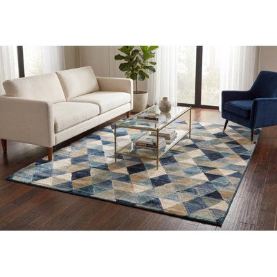 Tapis bleu à motif géométrique