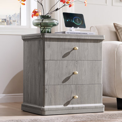 Grande table de bout moderne avec station de charge de 23,6 po Abarca, table de chevet en bois de 21,65 po de largeur avec 3 tiroirs de rangement, pour le salon, bureau, gris