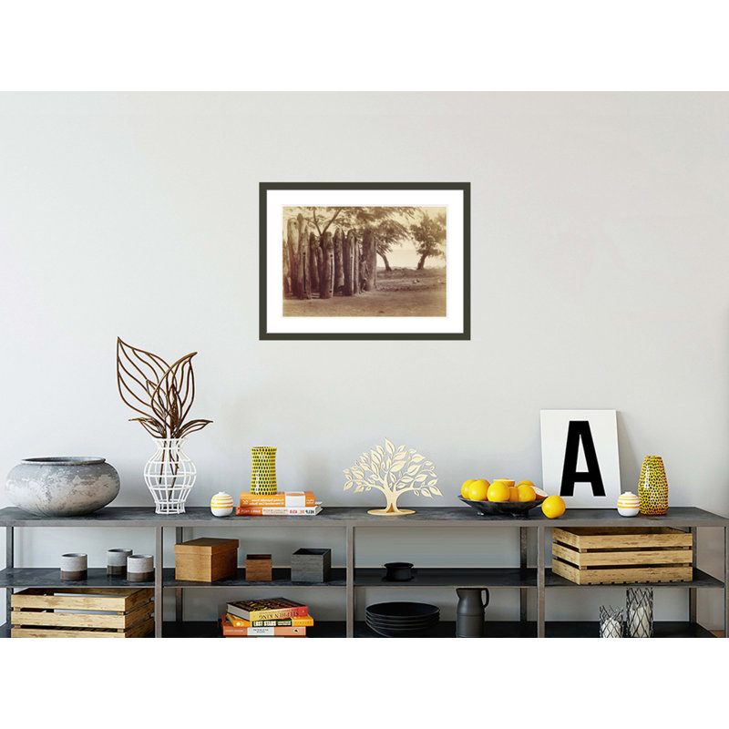 Tambours et idoles - Île de protection Lilipa - Efate par J. W. Lindt - Impression Giclée encadrée, H 22,01 po x l 29,5 po
