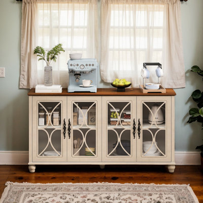 Armoire beige avec verre trempé. Style européen antique pour le couloir. , Placage en bois, armoire de rangement à 4 portes. Salle à manger rétro. Et robuste
