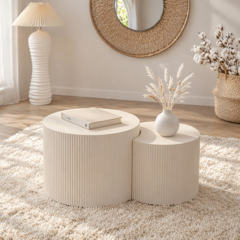 Table basse ronde exquise fabriquée à la main avec un design en relief et un piédestal robuste, idéale pour améliorer l'esthétique du salon