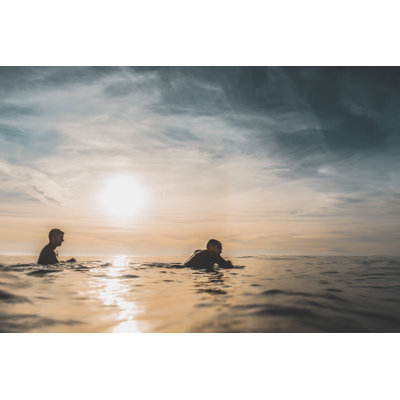 Deux surfeurs en attente d'une vague au coucher du soleil - Photographie sur toile tendue