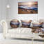 Les vagues de plage approchent les coquillages sur un coussin de sable-123400260