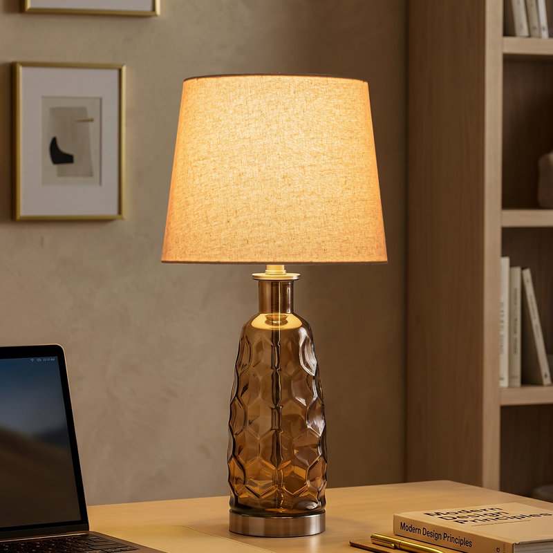 Lampe de table 23,5 po en verre brun avec base texturée et abat-jour en lin, Brown