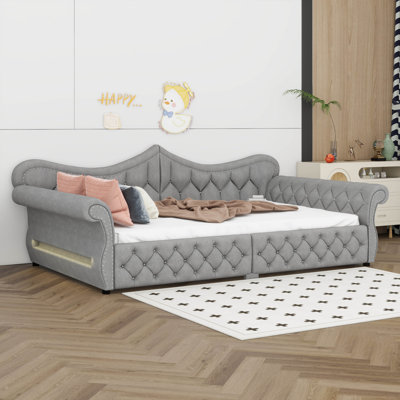 Grand lit de jour avec dossier rembourré et décoration cloutée, structure de lit de jour avec accoudoirs roulés, éclairage DEL‌