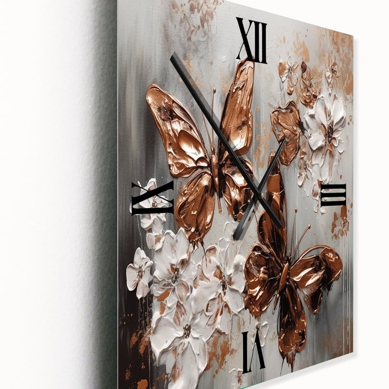 Horloge murale en métal rose avec ailes de papillon et fleurs II, H 32 po x l 16 po