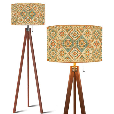 Lampe sur pied avec trépied, motif de palmiers, de voiliers et de soleil, avec télécommande et intensité variable. Style du milieu du siècle, pieds en hêtre, abat-jour à tambour amovible en lin. Parfait pour le salon, la chambre ou le bureau.