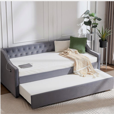 Lit de jour simple rembourré avec couchette, port USB, poches latérales, lit de jour en velours avec bouton sur le dos et passepoil sur les accoudoirs ondulés pour la chambre d'amis