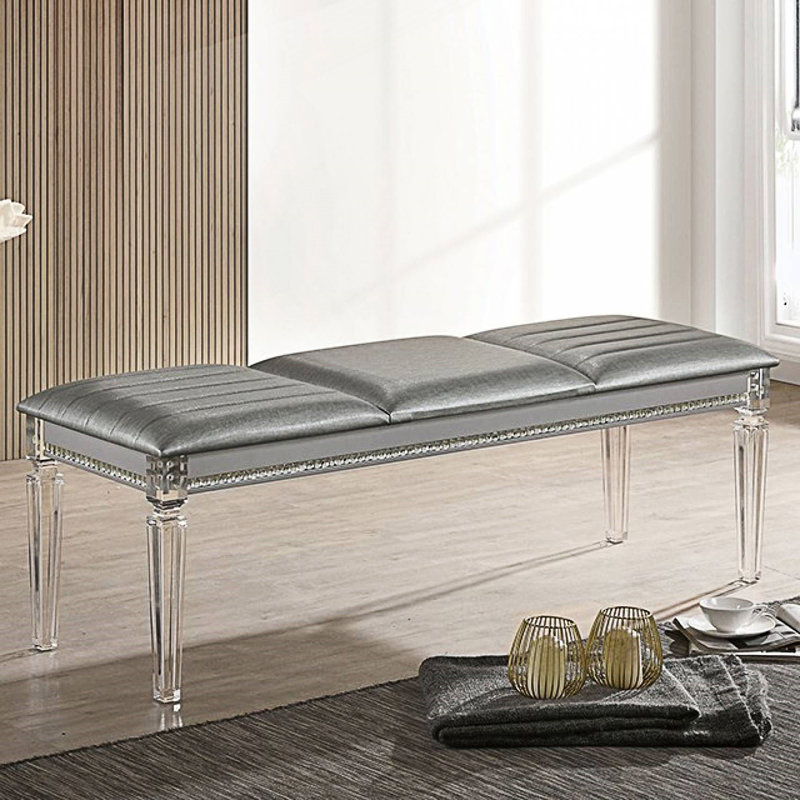 Banc de rangement à l'extrémité du lit