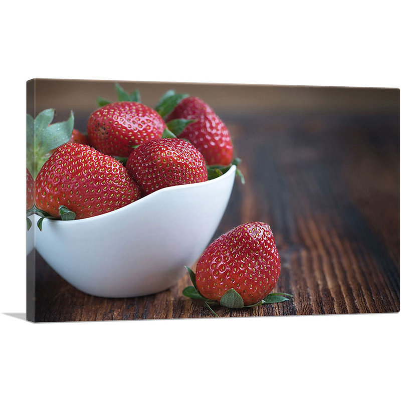 Strawberries in Plate - Reproduction de photo sur toile tendue, H 26 po x l 40 po x 1,5 po
