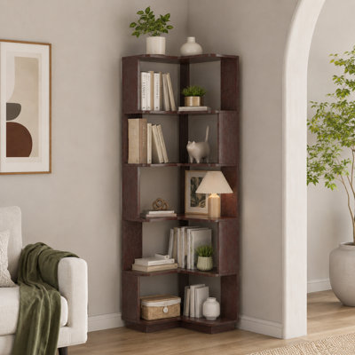 Bibliothèque de coin en bois rouge foncé à 6 niveaux en forme de L avec dispositif de sécurité anti-basculement; convient au rangement et à la présentation dans les bureaux à domicile.