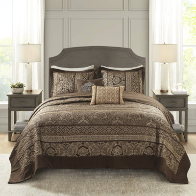 Grand couvre-lit réversible - 5 pièces. Brun / or Comprend un couvre-lit, 2 taies décoratives et des coussins décoratifs. Fabriqué de qualité supérieure pour une durabilité de luxe. Expositions de feuilles, rayures, motifs. Décoré avec des coutures.