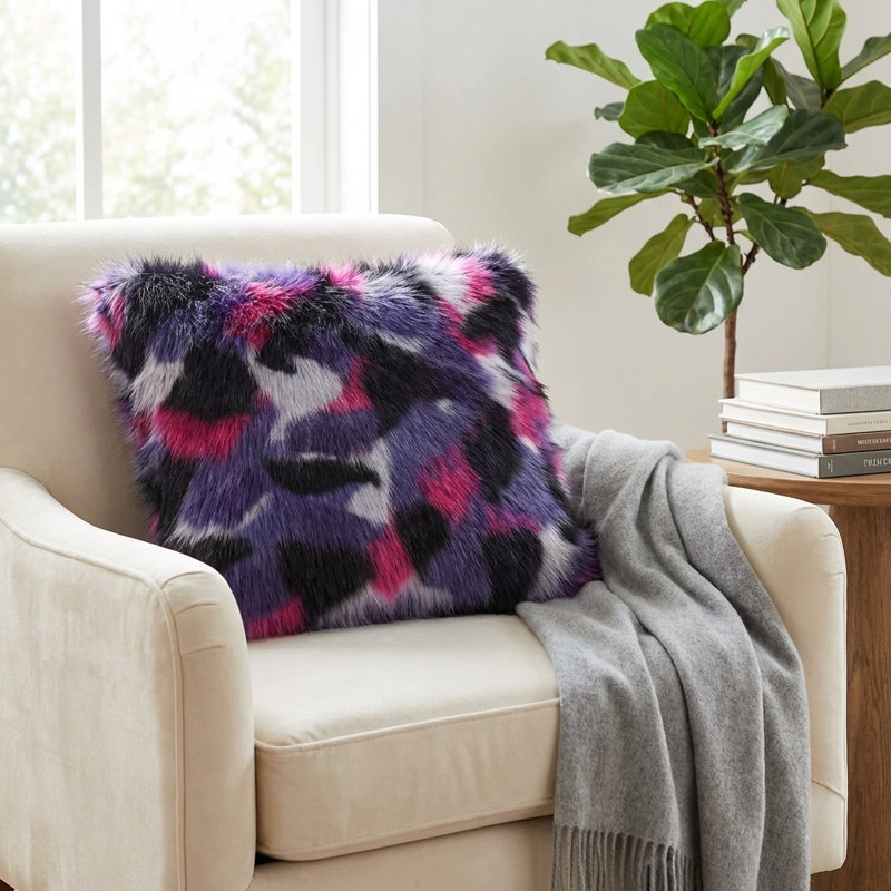 Coussin décoratif à imprimé animalier en fausse fourrure Northern Lights, 26 po x 26 po