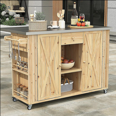 Îlot de cuisine extérieur avec îlot en bois de cèdre avec comptoir en acier inoxydable, grand espace de rangement, porte-serviettes et porte-épices, et tire-bouchon, naturel