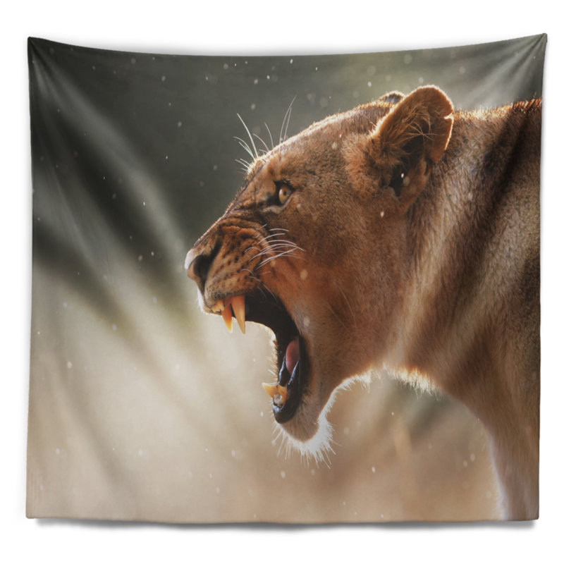 Lion montrant une tapisserie à dents dangereuses, H 32 po x l 39 po