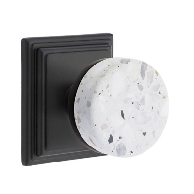 Mortaise intérieure Emtek Select Passage avec rosette Wilshire et tige conique, bouton Terrazzo clair (droite)