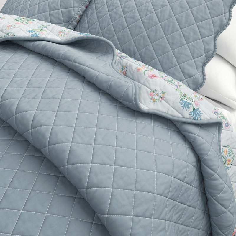 Reversible Floral Print Scallopeded Edge Cotton Quilt Set, Blue Floral, King Quilt + 2 King Shams