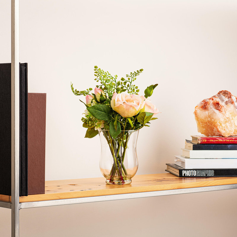 Arrangement floral de roses dans un vase