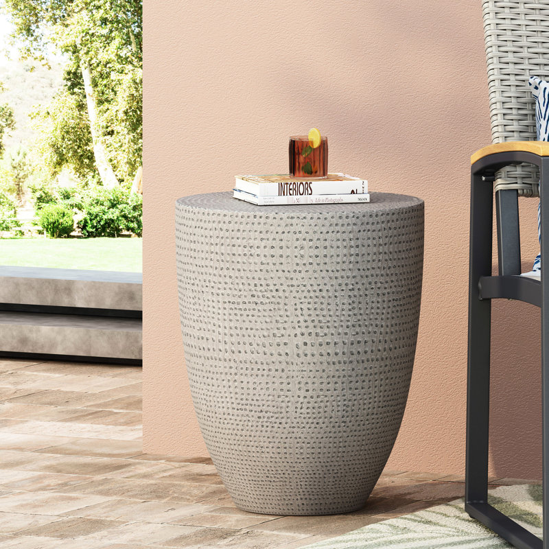 Table d'appoint moderne en béton léger avec construction pour un chevet intérieur élégant et une chaise