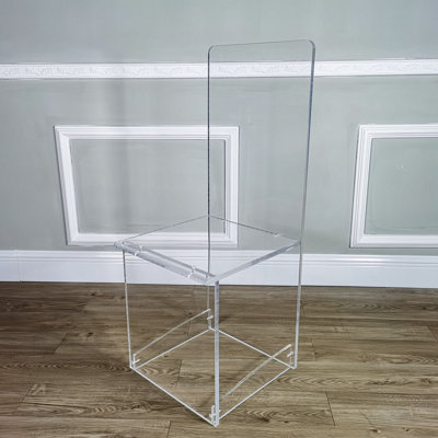 Chaise en acrylique transparent