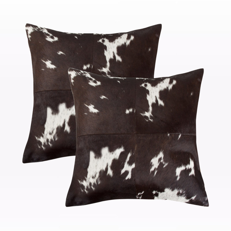 Deux coussins décoratifs en peau de vache de 18 pouces par Trio, Imprimé animal blanc / chocolat, Carré 17,73 po