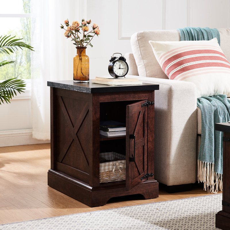 Table d'appoint rustique en chêne avec tablette réglable et porte coulissante de style grange, idéale pour un coin salon.