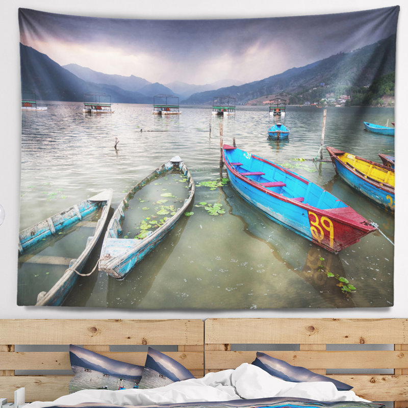 Bateaux près de la tapisserie du lac Pokhara, H 78 po x l 92 po