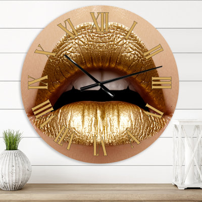 Gros plan sur des lèvres charnues avec un rouge à lèvres doré - horloge murale moderne